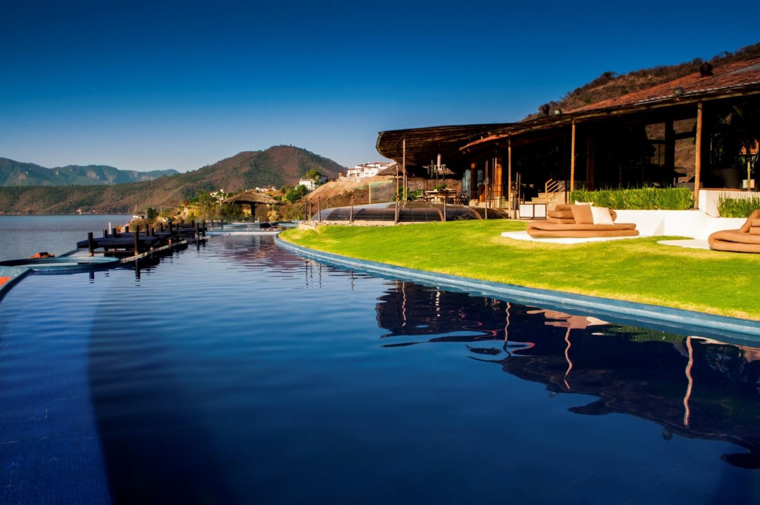 Piscina infinita con vista al lago de Valle de Bravo en una propiedad gestionada por VIBRA